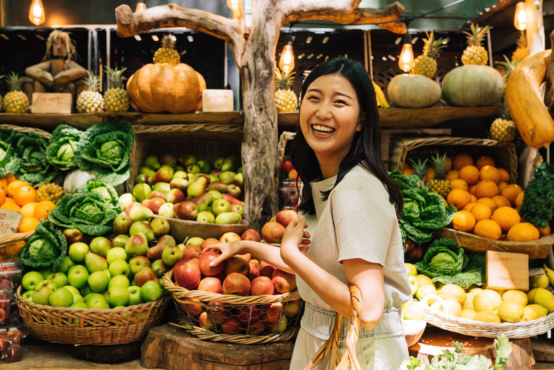 Woman shopping for fresh produce.